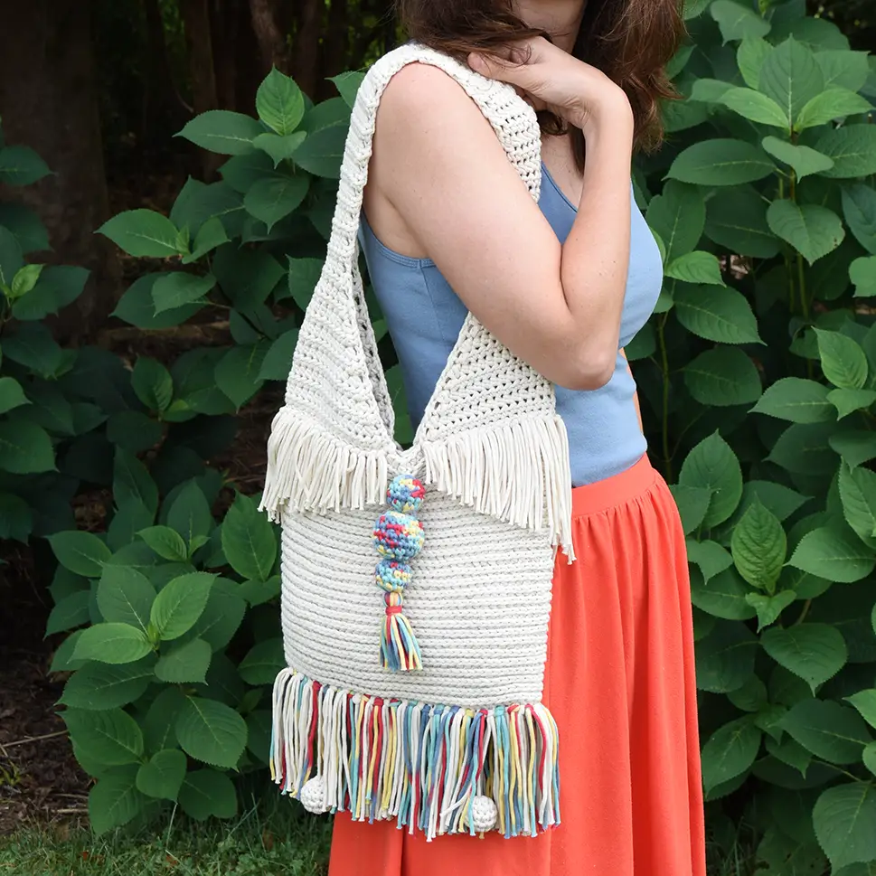 Woman carrying the Super Sunny crochet tote.